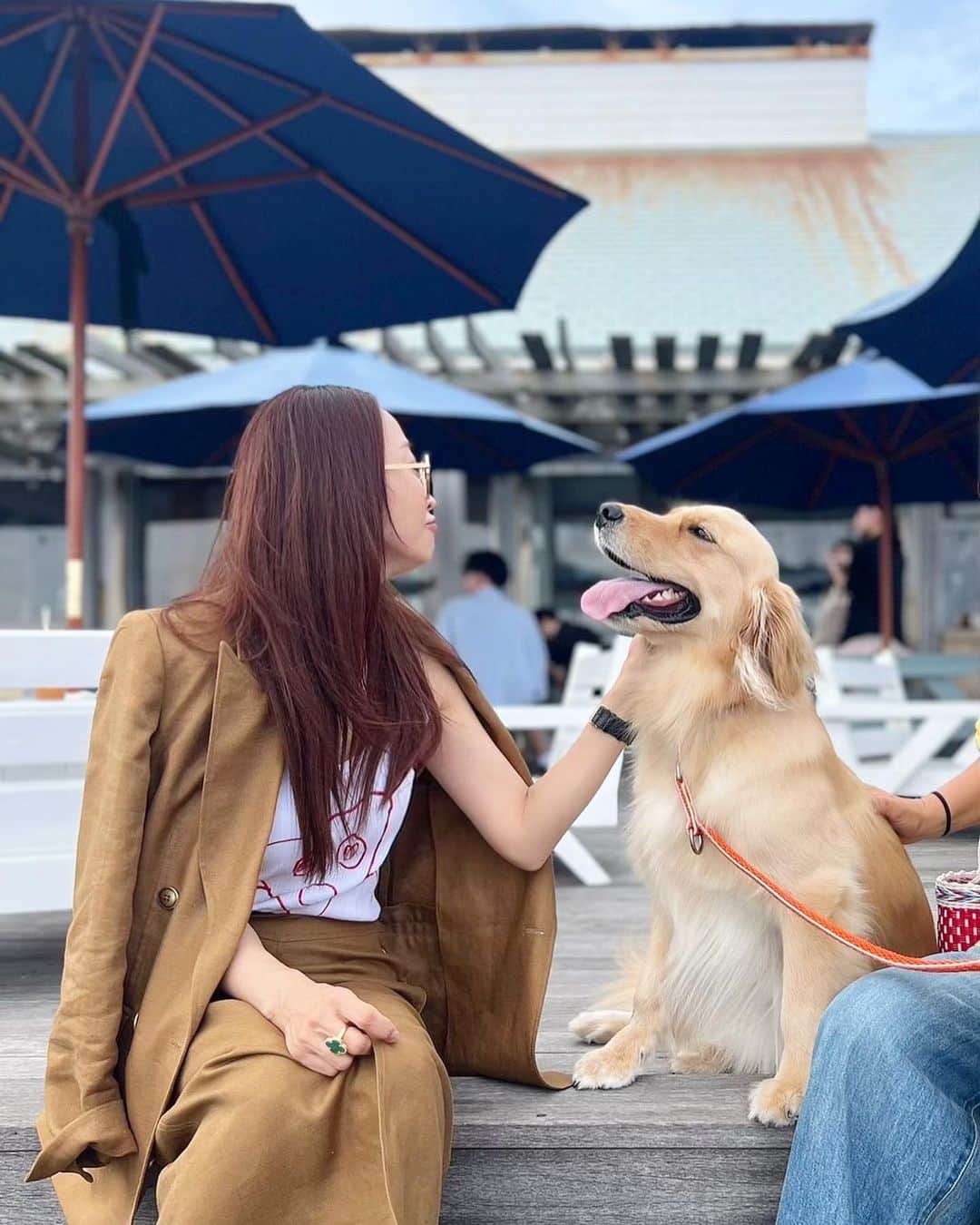 神崎恵のインスタグラム：「・ 念願の。はなちゃんとのご対面🥺✨ GINGERやVOCE、Domaniの連載でご一緒させていただいているライターの田中美保さんと愛娘のはなちゃん🐕 オンラインの取材中、いつも見せてくれる画面越しの愛らしいお顔。何度心ほぐしてもらったか。 「会いにいくよ〜」と言い続け、 やっとやっと会うことができました。 仕事終わりに駆けつけた七里ヶ浜。 はなちゃんパワーで、たまった疲れもふっとんだ。 田中さんとはなちゃんの愛溢れる様子にまた癒しをもらい、 なんていい時間だったのでしょう。 もぉ会いたいよ、はなちゃん。」