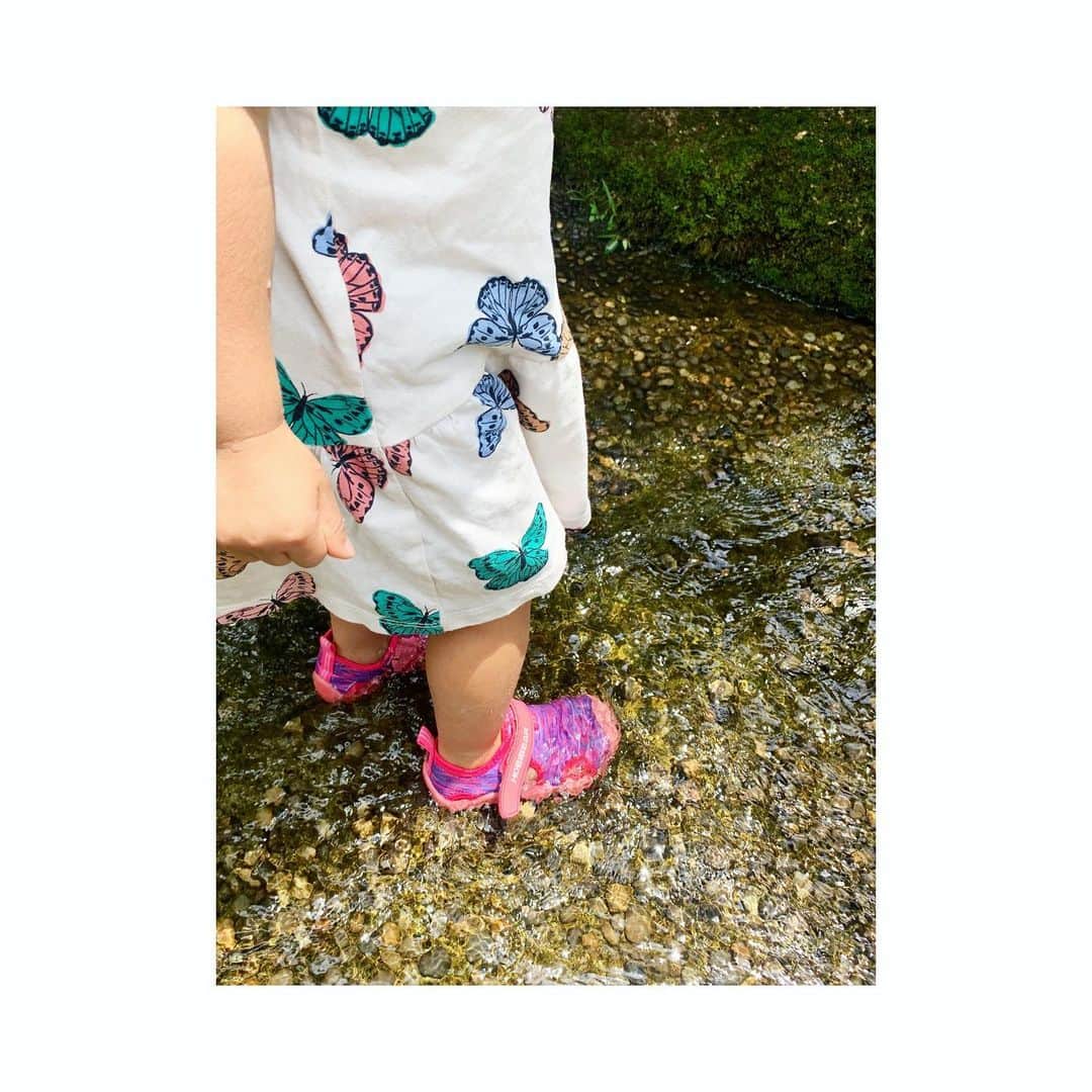 三倉茉奈さんのインスタグラム写真 - (三倉茉奈Instagram)「今日は水遊び日和。 ベランダでちっこいビニープールで遊んだのに外でもまたお水。笑 水分も沢山とって、熱中症に気をつけましょう！ 2枚目は紫陽花によしよしする娘。 #saturday」6月24日 12時08分 - mana_mikura_official
