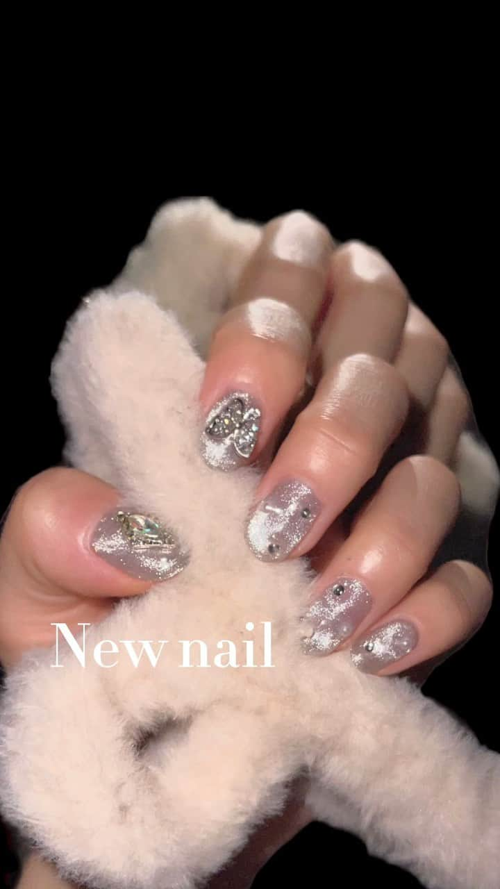 りえのインスタグラム：「New nail🦋🩶 マグネットで、ゴテゴテパーツ付けてワンホンネイル♡  マグネットは上下に光るように、やってもらった🩶 お気に入り！  なんだかんだ、半年ぶりのネイルになってしまった🫣 自爪だと赤ちゃん傷つけちゃうからずっと深爪してた、、ネイルできてストレスフリーになったぜ👌🏼  #ワンホンネイル#マグネットネイル#蝶々ネイル#ちょうちょネイル#シルバーネイル#小紅書」