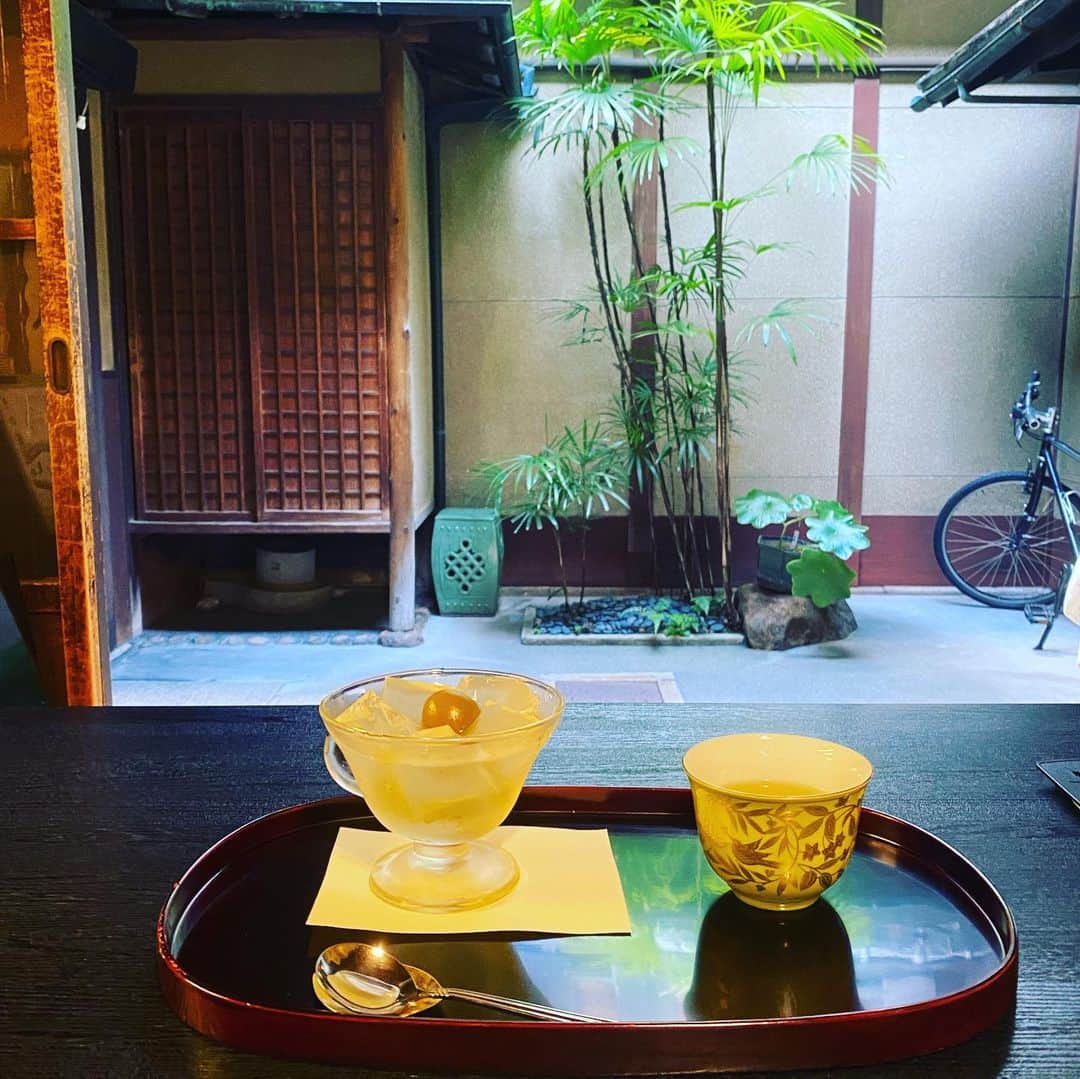 服部円のインスタグラム：「噂の琥珀流し。6月は梅酒だったけど本当に美味しくて天国かと思った。座敷だったんだけど隣の知らん赤子が寝転んでて座布団にのせてもコロコロ転がってて最高だった。待つけど、待つ甲斐あり。常連さん夫婦みたいな人にめっちゃ話しかけられた。わらび餅食べ損ねた。  #服部京都飯」