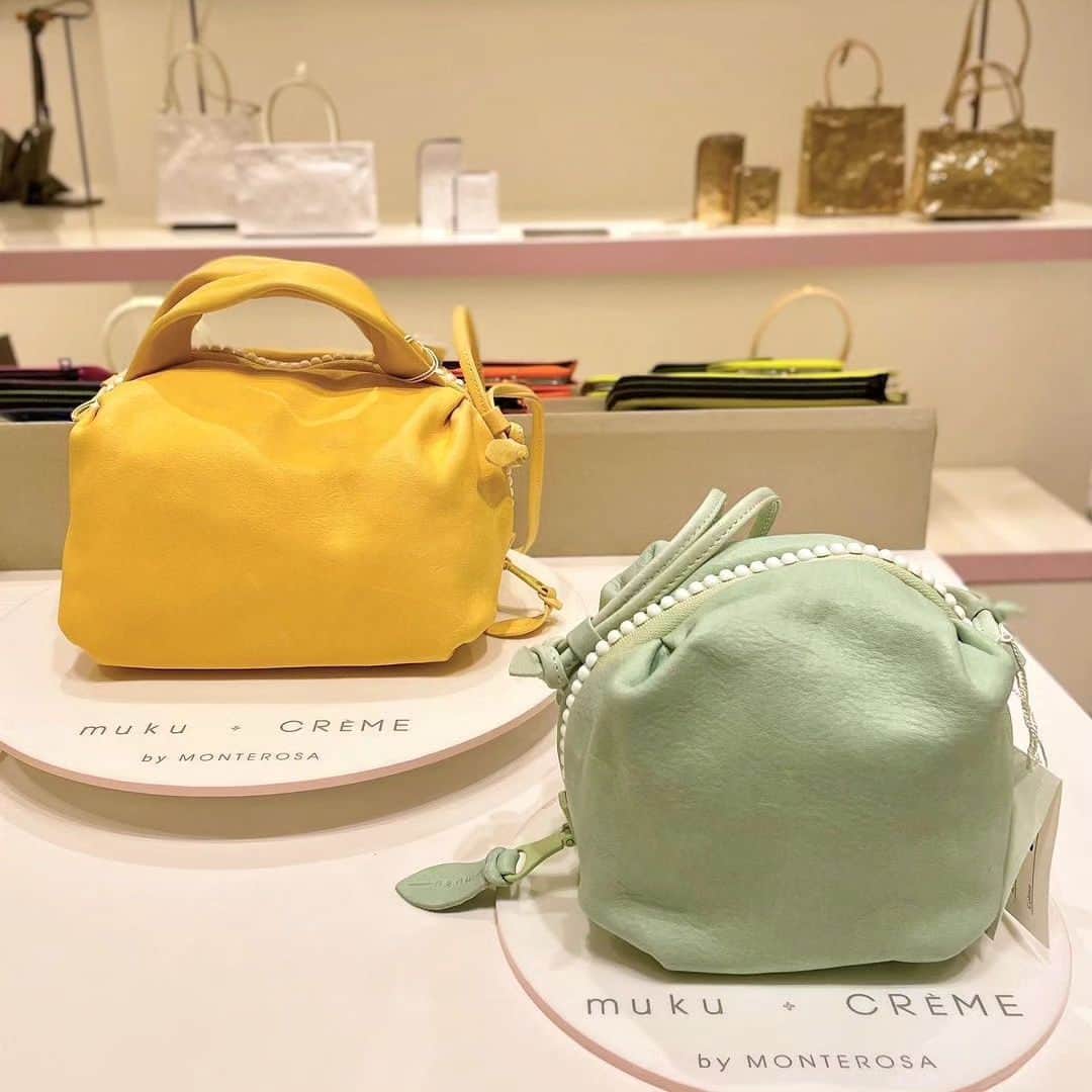 mukuさんのインスタグラム写真 - (mukuInstagram)「手の温もりをかんじる夏の定番 muku macaron, muku bonbon🍬 上質なきめの細かい素材をぜひ肌で感じてください💖 新宿伊勢丹１階でポップアップストアー開催中です💕 #muku #bonbon #macaron #上質な素材 #leatherbag #isetan #isetanshinjuku #伊勢丹 #伊勢丹新宿 #handmadeknit #ponyleather」6月24日 12時24分 - muku_monterosa