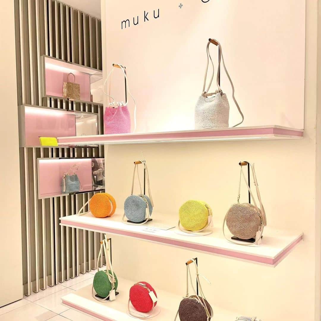 mukuのインスタグラム：「手の温もりをかんじる夏の定番 muku macaron, muku bonbon🍬 上質なきめの細かい素材をぜひ肌で感じてください💖 新宿伊勢丹１階でポップアップストアー開催中です💕 #muku #bonbon #macaron #上質な素材 #leatherbag #isetan #isetanshinjuku #伊勢丹 #伊勢丹新宿 #handmadeknit #ponyleather」