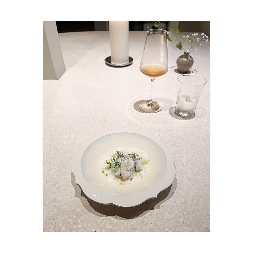 佐川理佳のインスタグラム：「20230623  生の帆立と桃にサワークリームのふわふわのソース、 エルダーフラワーが乗せられていて、 見た目も味も素晴らしかった🤍  中里花子さんのこのお皿が欲しくなりました🤍  デザートのセロリのアイスも美味でした🍨」