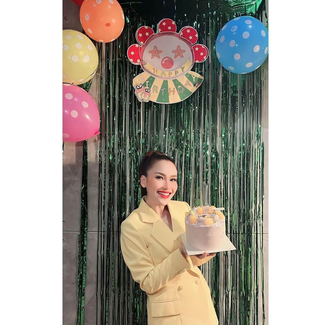 アユ・ティンティンのインスタグラム：「Aaaahhh surprised again 🥳🧡 thank you so much all🎉✌🏻」