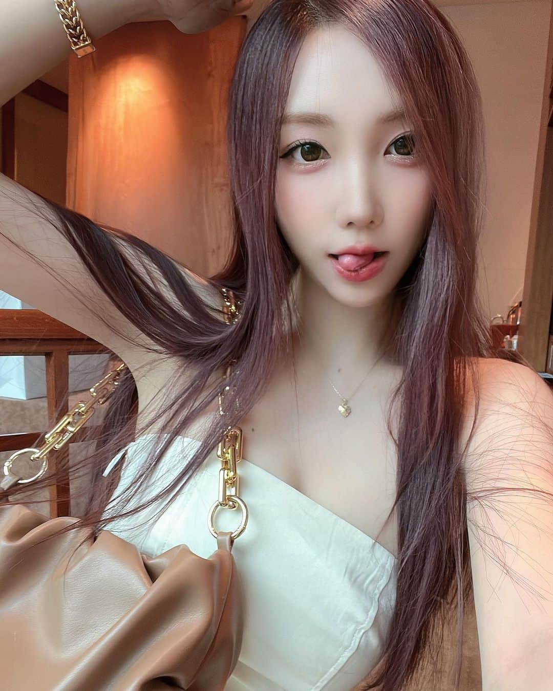 ざわちんのインスタグラム：「ストーリーに載せたこの写真 好評でフィードに載せて欲しい リクエストが多かったので🤭♡ ちょっとサイズが足りない。。笑  こういう格好珍しいよね🌷 オフショルノースリーブは やっぱり落ち着かない😅 でも今年は普段着ない服をたくさん 挑戦したいなーっと✌️  髪色もカシスパープルに💜 @will_ota  📍群馬県太田市 飛び込みで入った美容室やけど めちゃくちゃ良かったよ‼︎うまい‼︎✨ また行く❣️」