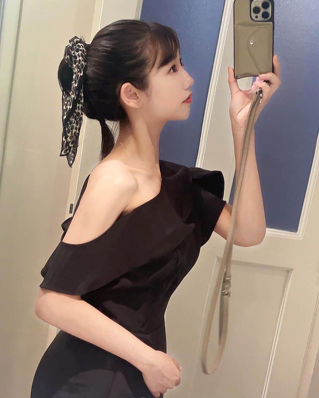 堀江聖夏のインスタグラム：「⌇‎🖤🖤🖤 ⁡ 黒ドレスとアップスタイル𓂃  最近は髪の毛をバンダナで 結くのが好き。 ⁡ @kanoa.black  ⁡ ________________________________ #dress #黒ドレス #タイ #バンコク #coach #ポニーテールアレンジ」