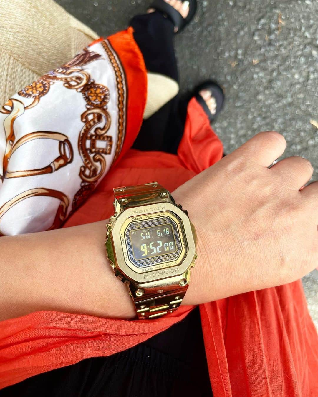 宮下美恵のインスタグラム：「何処の時計ですか？ってよくあって。  夏は使える🌈 @gshock_casio_official  去年の夏もこれでした。 そしてたまたま昨日、新しく欲しいG-shock⌚️出会ったから迷い中☺️  #ジーショック #gショック#ゴールド#ゴールドアクセサリー #時計#防水」