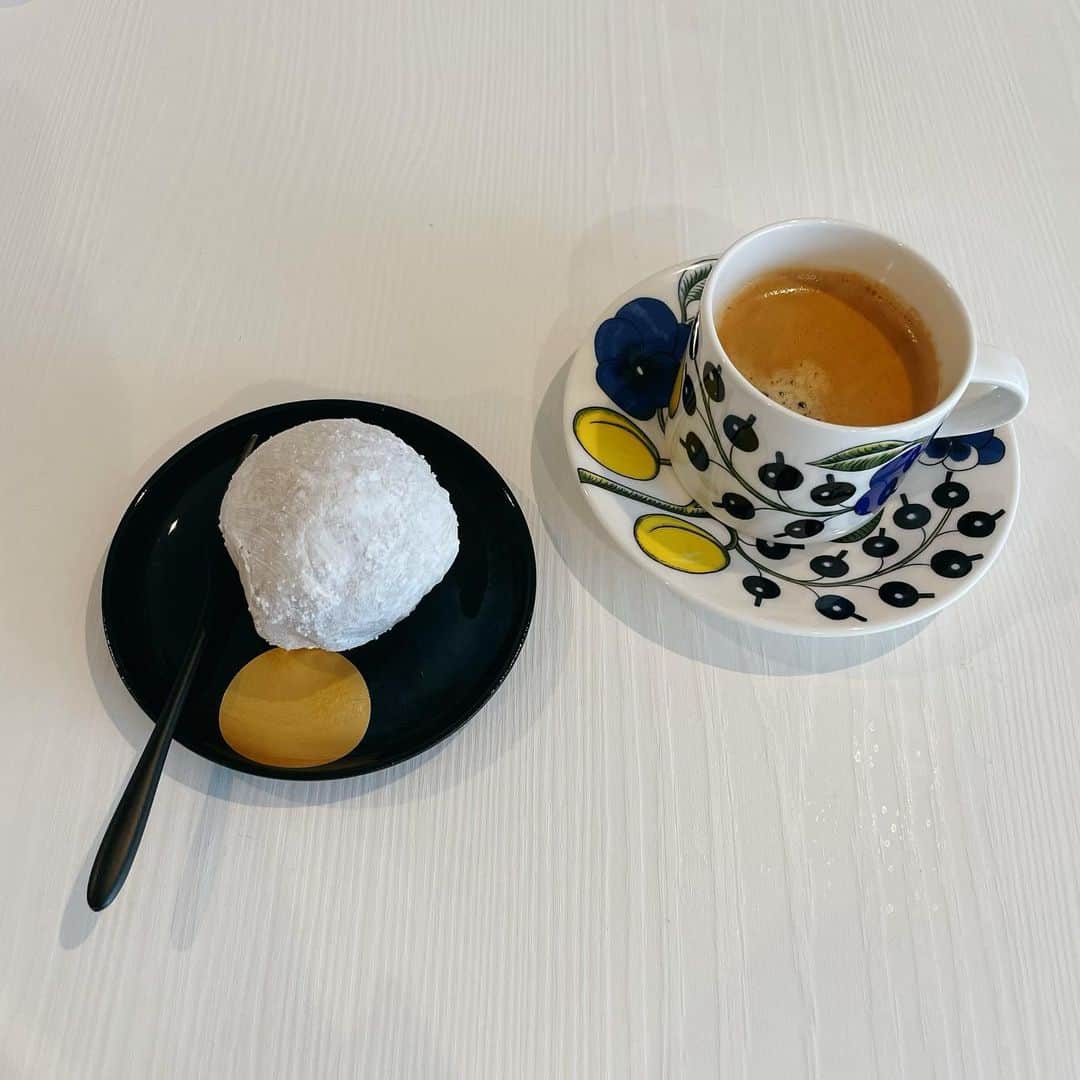 渕上舞のインスタグラム：「#牧野由依 さん宅で、いちご大福とコーヒーを頂きました。 インスタで見た素敵な食器やん…ってなった(⁎⁍̴̛ᴗ⁍̴̛⁎)  おいとまする際には、手作りのちまきまで頂いてしまいました🍙 そんな楽しかった一日。」