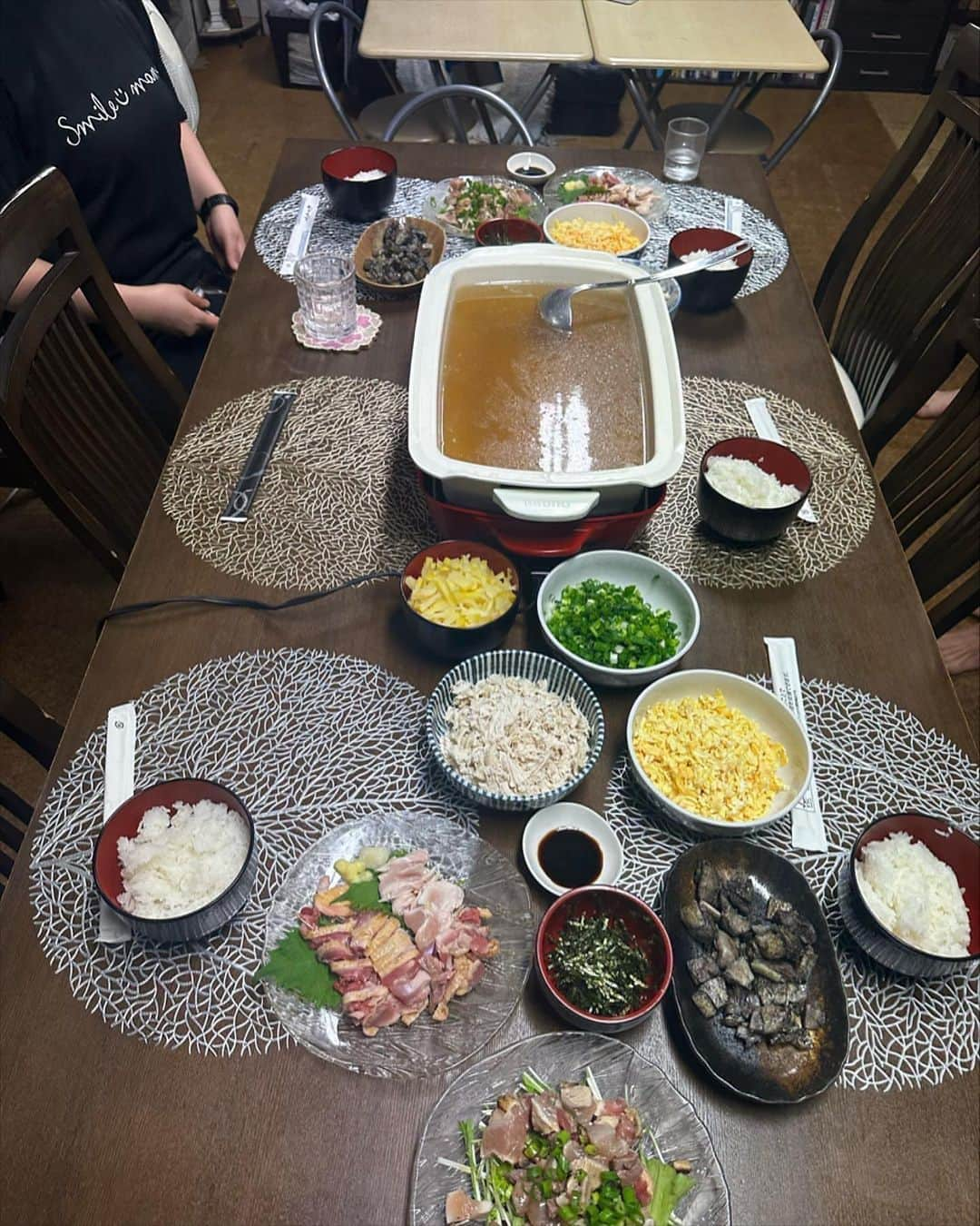 岡本安代のインスタグラム：「【鶏飯&地鶏刺パーティー】 岡本家にかまちゃんがやってきた！ 大好きなカマちゃんが、鹿児島に来てくれたのだ！ ___鹿児島ナイトは何召し上がります？  『鶏飯！！』  即答だった。  ヤスヨはすぐに準備に取り掛かった。  他でもないカマちゃんには、とびっきりの出汁でお迎えしたい。　  鶏は鶏でも、「黒さつま鶏」を調達して、一晩かけて出汁をこしらえた！  写真で天井の蛍光灯が映り込んでしまっているのは、澄んだスープの証！☜言い方っ！  『美味しいーー！！』  カマちゃんにとても喜んで頂いてメチャクチャ嬉しかった！  スマイルママのかまちゃんはいつだって頼もしい。 先月のヤスヨちゃんと一緒にもすぐに駆けつけてくれて、たくさんたくさん助けて頂いた。 本当に本当にありがたき幸せ！  カマちゃん今度は何食べたいかなぁ〜(￣∇￣)？ またご一緒できますように。  #スマイルママ #かまちゃん #ありがとう  #走り続ける岡本家 #５人の子育てママウンサー  #岡本安代 #鶏飯 #地鶏 #刺身  #詳しくはスマイルママのブログにて #超面白くてリアルだから〜」