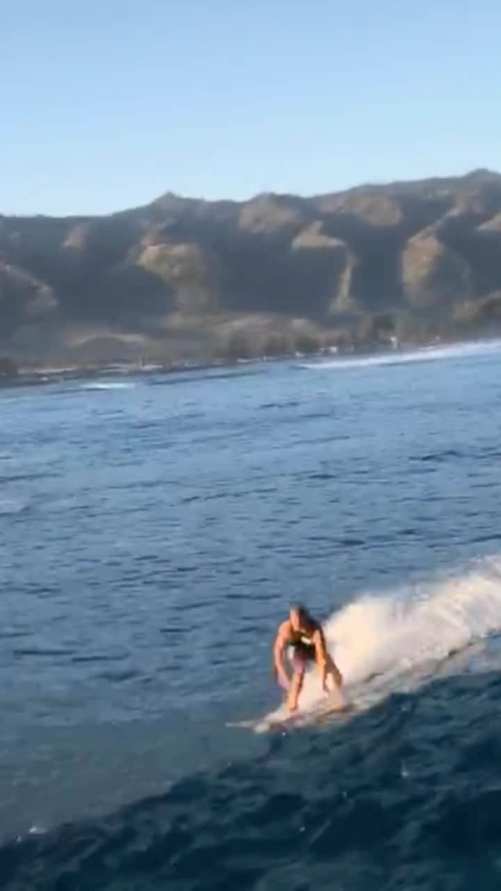 コーディー・シンプソンのインスタグラム：「Throwback to getting towed in off Oahu with @mcnamara_s & @masonhycebarnes!」
