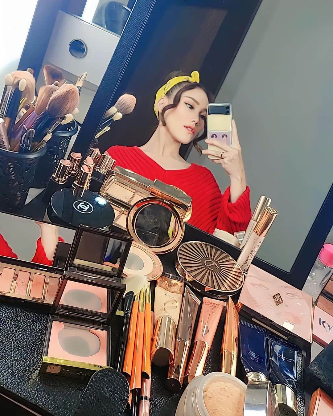 アユ・ティンティンのインスタグラム：「셀카 타이므 ✌🏻🍭 새로운 브랜드를 위해 🎨🩷」