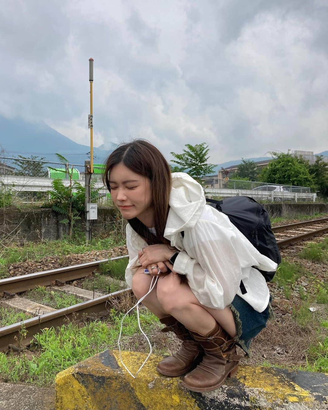 イ・ミンジュさんのインスタグラム写真 - (イ・ミンジュInstagram)「내 여름 교복.. 교토후드 화이트! 사진 모음🌻 어느 코디에나 잘 어울리고 정수리까지 햇빛 가리기 좋아오⛱️ 내일 주문 마감입니당🍉」6月24日 12時48分 - lxoxoee