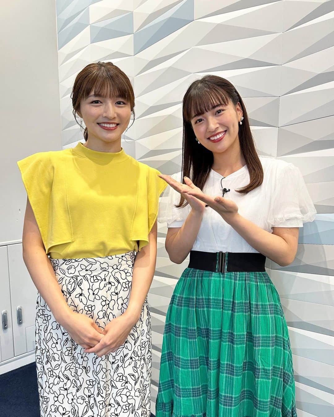 のインスタグラム：「#サタプラ 初特番の宣伝のため 清水アナウンサーがせやねんに☺️  アナウンサー室のデスクが隣でよく喋ってますが、共演は殆どないので嬉しかったです〜！  ポーズが決まらなかったので、色々提案してみたんですが、、、 清水さんにはささりませんでした笑  #サタデープラス 『視聴者の皆さんの声ひたすら調査しました！夏スペシャル』は明日の16時放送です！」
