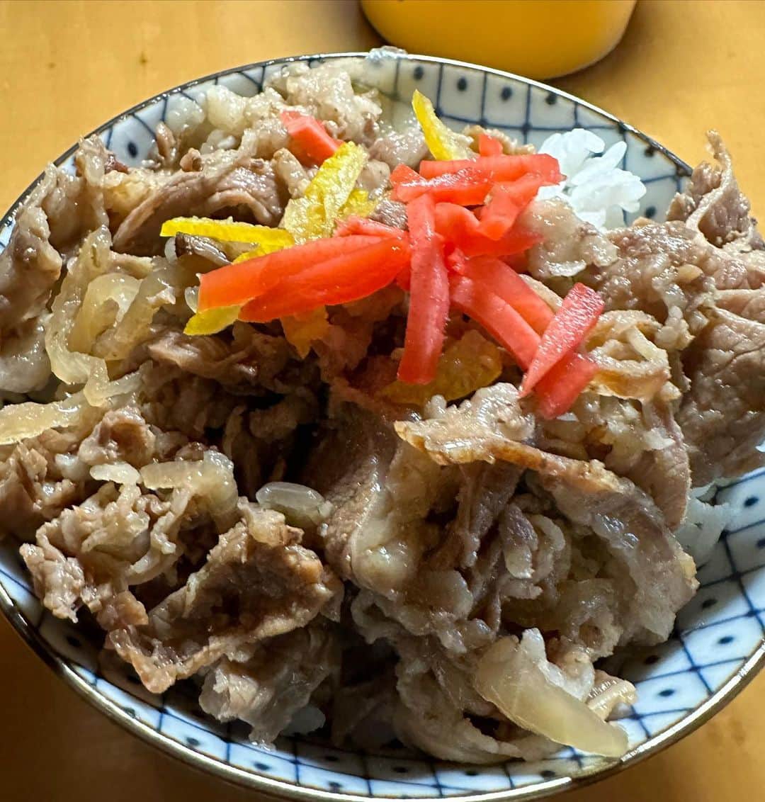 井上公造さんのインスタグラム写真 - (井上公造Instagram)「カイムキにできた蕎麦がある居酒屋。朝食、昼食、夕食、どれもOKで使いやすい。ランチタイムに行ったのだか、ローカルの客で、テーブル席もカウンター席もいっぱい！勧められて食べた冷たい鯖蕎麦が絶品でした😋  #ハワイ  #ハワイグルメ  #kaimukishokudo  #カイムキ食堂  #蕎麦  #居酒屋  #ハワイ大好き  #ハワイ好きな人と繋がりたい」6月24日 12時54分 - inouekozo39