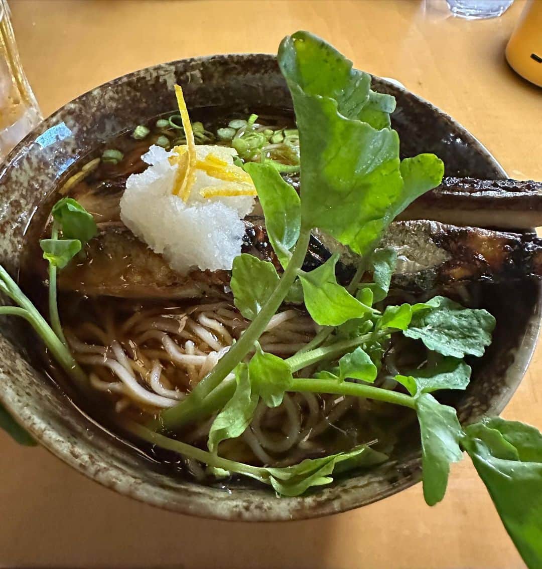 井上公造さんのインスタグラム写真 - (井上公造Instagram)「カイムキにできた蕎麦がある居酒屋。朝食、昼食、夕食、どれもOKで使いやすい。ランチタイムに行ったのだか、ローカルの客で、テーブル席もカウンター席もいっぱい！勧められて食べた冷たい鯖蕎麦が絶品でした😋  #ハワイ  #ハワイグルメ  #kaimukishokudo  #カイムキ食堂  #蕎麦  #居酒屋  #ハワイ大好き  #ハワイ好きな人と繋がりたい」6月24日 12時54分 - inouekozo39