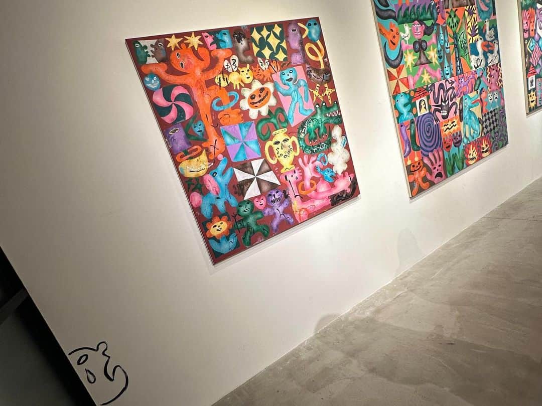 曽根由希江さんのインスタグラム写真 - (曽根由希江Instagram)「先日、お友達である素晴らしいアーティスト Kentaro Okawara @kentarookawara さんの原宿Bookmark @thebookmarc での展示に行ってきました♡  もう最っっ高。 オシャレで可愛くてかっこよくて。 とにかく愛に溢れたKentaroさんワールド！  そんなKentaroさんの世界観で表現された 日本むかしばなしの絵本シリーズが ついに完結とゆうことで、絵本GETしてきたよ🥰  5枚目の映像見た？ もーホントにスーパーおしゃかわだから 是非みんなも手に取って見て欲しいです♡  何よりこの日、実は私ライブリハや自社の仕事で どっっぷり疲れが来てたんだけど笑、 Kentaroさんと奥様のサンミンさんに会ったらもう スーパーHappyで元気になっちゃった笑  やっぱパワーのある人って違うなぁ。 2人の持つBig Love。最高です。  アートの展示は明日(6/25)までみたいなんだけど、 絵本は販売されてるので是非チェックしてみてねー！ (夫婦アカの方にはあとで別写真載せるから見てね笑)」6月24日 12時55分 - yukiesone427