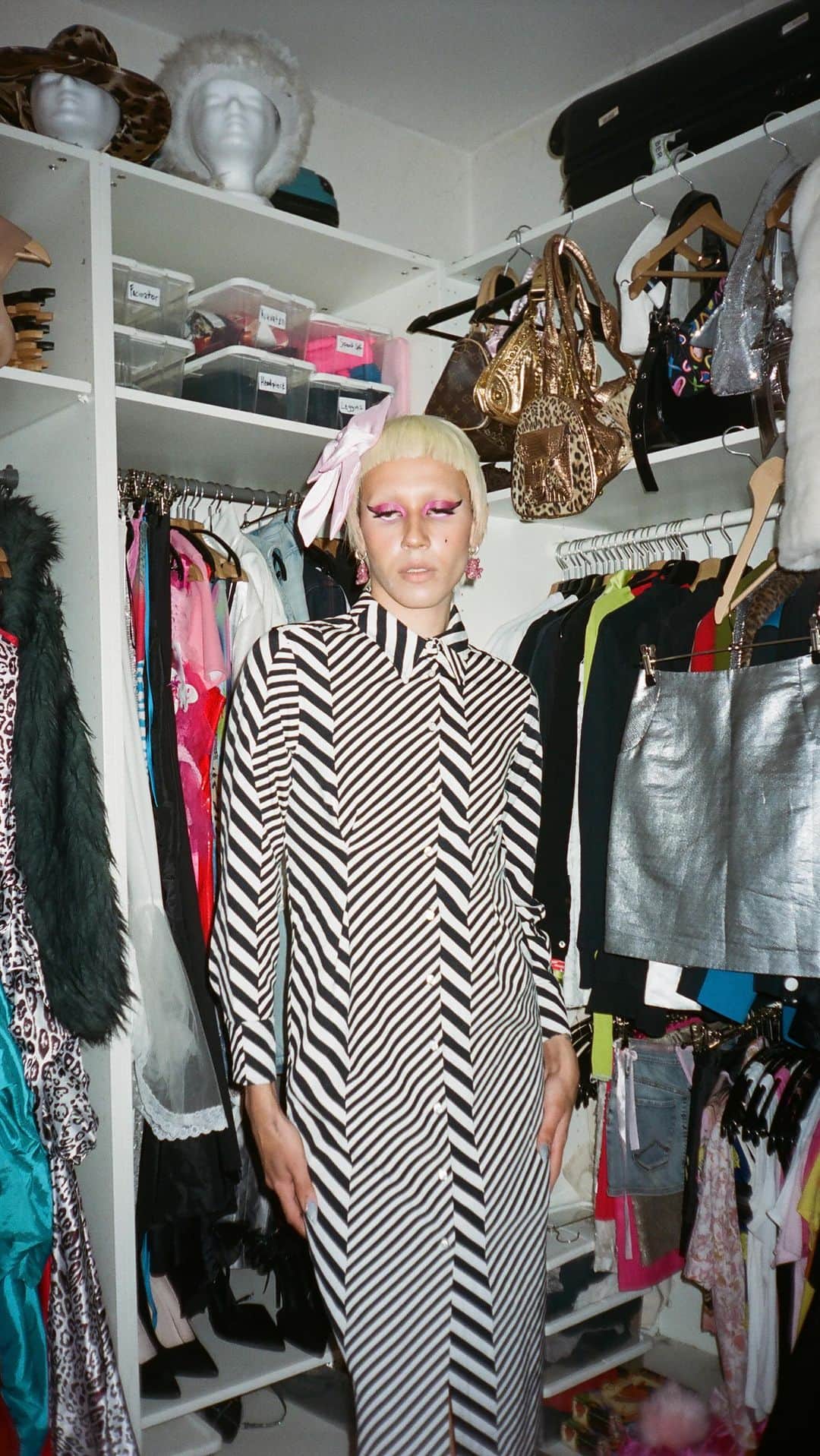 マッツノーガードのインスタグラム：「Meet @luandaschuster – also known as “Frau Schuster”. Drag artist living in Berlin. Read the full interview on www.madsnorgaard.dk.」