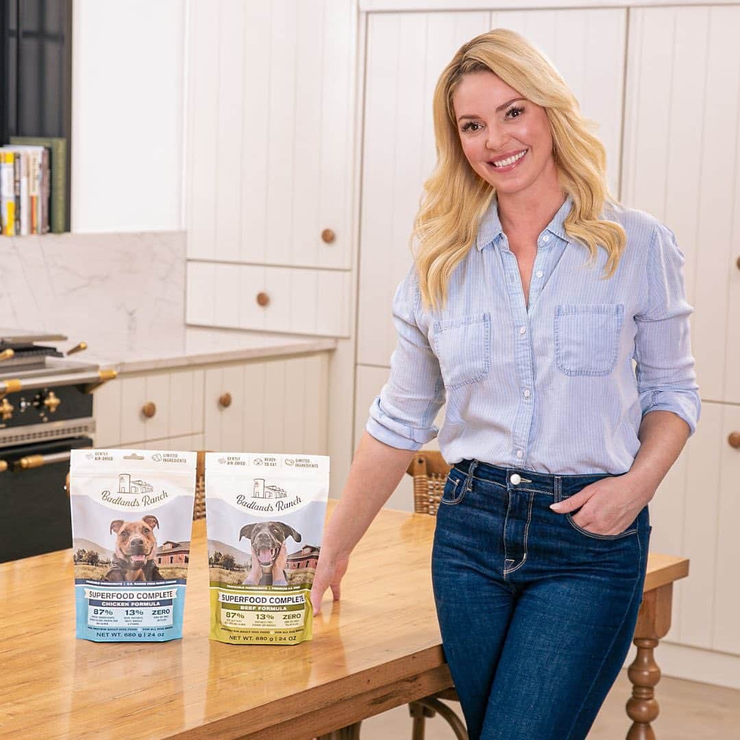 キャサリン・ハイグルのインスタグラム：「✨Did you miss yesterday's announcement on @badlandsranch? Superfood Complete CHICKEN🐓formula is now available to order! If your dog loves chicken, grab them a couple of bags of this new recipe. We have a feeling they're going to love it!⁠ ⁠ Head over to Badlands Ranch and add Superfood Complete Chicken to your shopping cart now 📲⁠ ⁠ •⁠ •⁠ •⁠ ⁠ #BadlandsRanch #BadlandsRanchPets #SuperfoodComplete #SuperfoodCompleteChicken #Chicken #ChickenFormula  #KatherineHeiglDogFood  #BadlandsRanchByKatherineHeigl #KatherineHeigl #Pets #Pet #PetFood」