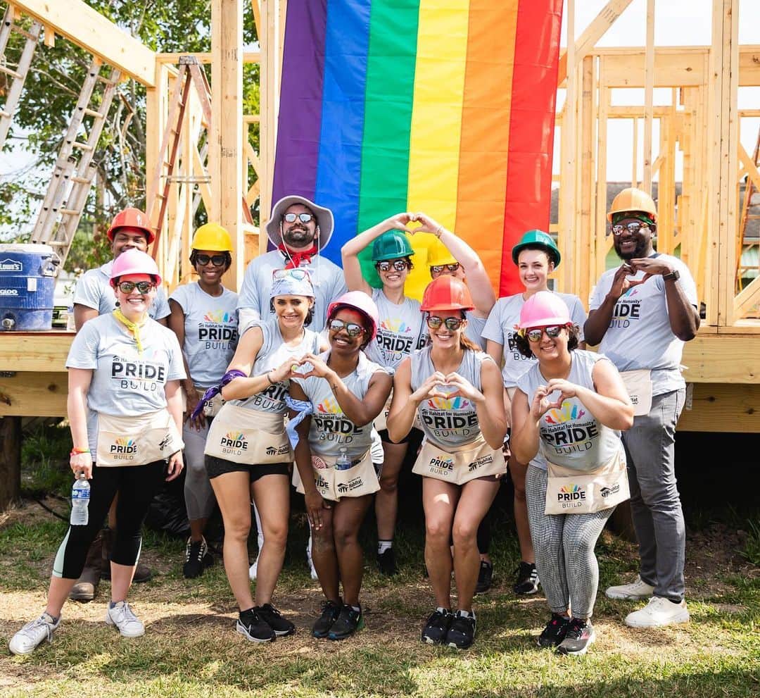ニューオーリンズ・セインツさんのインスタグラム写真 - (ニューオーリンズ・セインツInstagram)「In honor of #PrideMonth, a group of Saints and @PelicansNBA employees volunteered at @HabitatNOLA’s Pride Build to help build a home for a local family and celebrate New Orleans Habitat LGBTQ+ homeowners 🏳️‍🌈 #PrideBuild」6月24日 4時17分 - saints