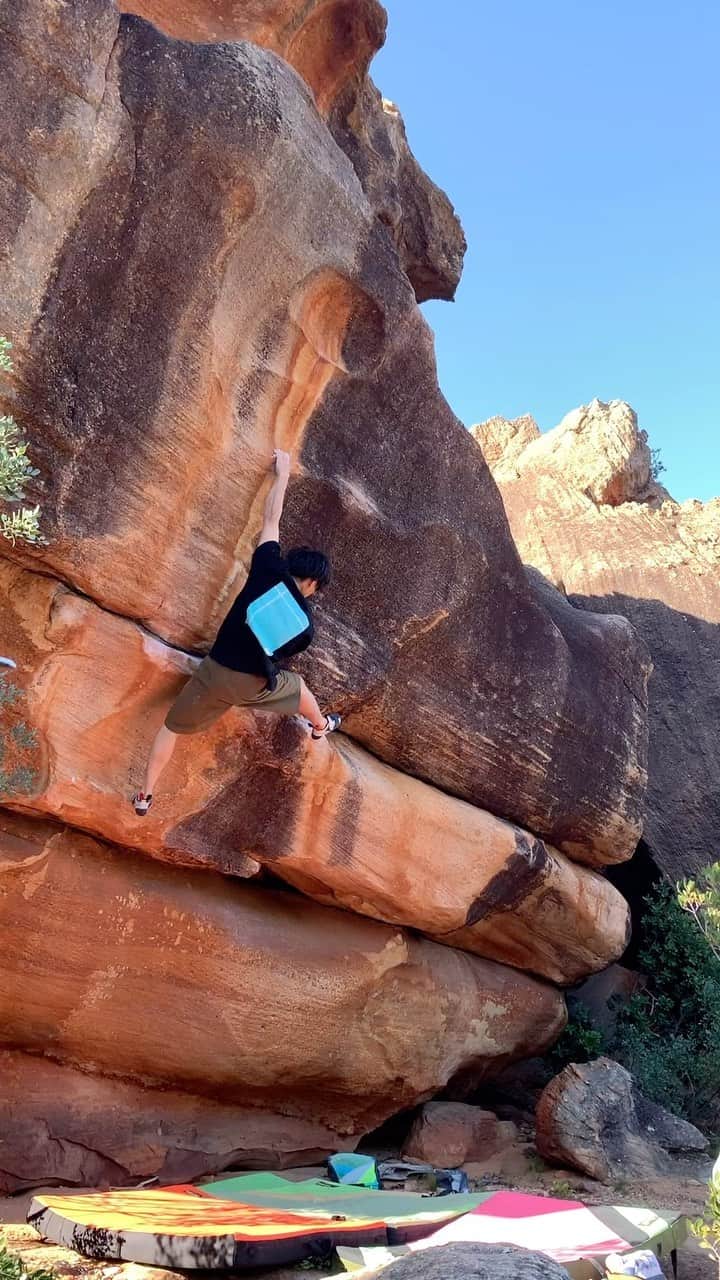 村井隆一のインスタグラム：「Eye of Sauron(7C+)✅ __________________________ Legendary @nalle_hukkataival masterpiece that I've always wanted to try. One of the most favorite lines in Rocklands⭐️⭐️⭐️⭐️  #climbing#bouldering#ボルダリング#rocklands @rokdo_team @frictionlabs @organicclimbing @unparallelup @rockmasterhq @team_edelrid @clover_resole @climbskinspain @urban_basecamp_shinjuku @basecamp.import @basecamponlineshop」