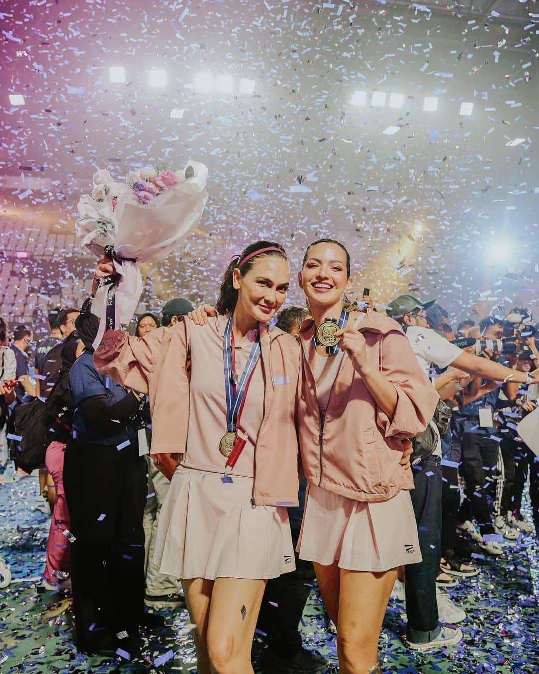 ルナ・マヤのインスタグラム：「GA NYANGKAAAA😭😭 terimakasih buat semua yang udah nonton dan dukung #LUNANIA selama ini🥰🥰🥰 LOVEYOUUU ALL🫶💜💜  #lagilagitenis」