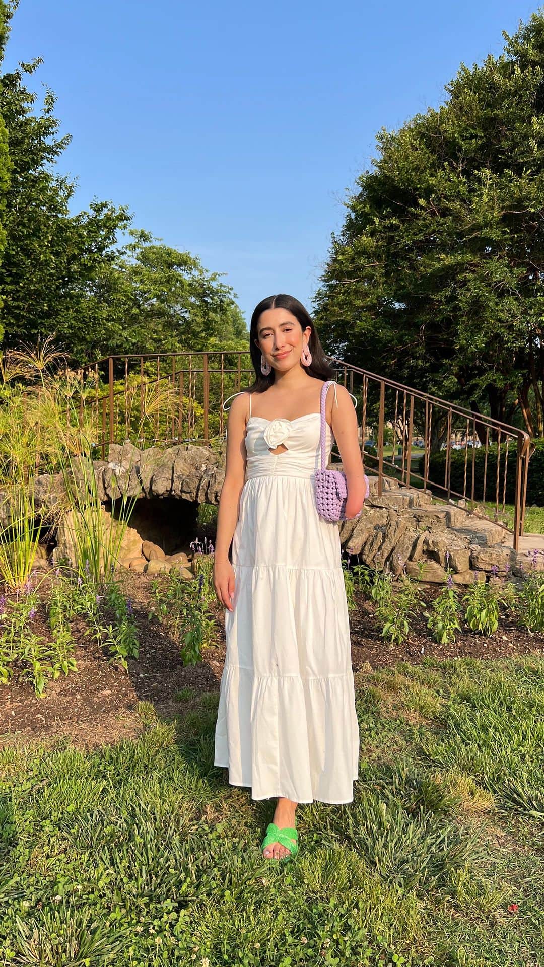 Nordstromのインスタグラム：「Any overpackers out there? ✋The frequent flyer fashionista herself is giving us her secret to saving space (and money) on your vacay looks #summerlooks #daytonightlook #summeroutfitinspo #nordstrom   🎥 @aprillockhart」