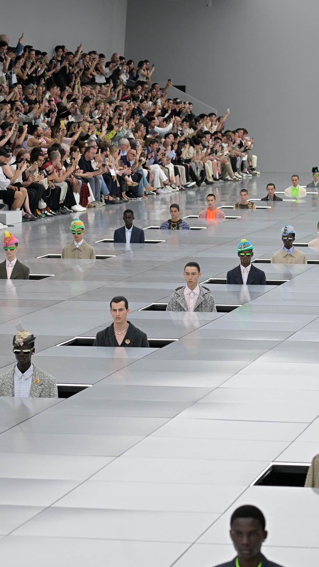 Fashion Weekのインスタグラム：「#Dior Menswear #SS24 has risen. Literally. Models slowly sprouted from the floor and began their descent down a long cool-toned runway that created a blank canvas for the pops of color within the collection. This season also celebrated the 5th anniversary of #KimJones as Creative Director of the fashion house.」