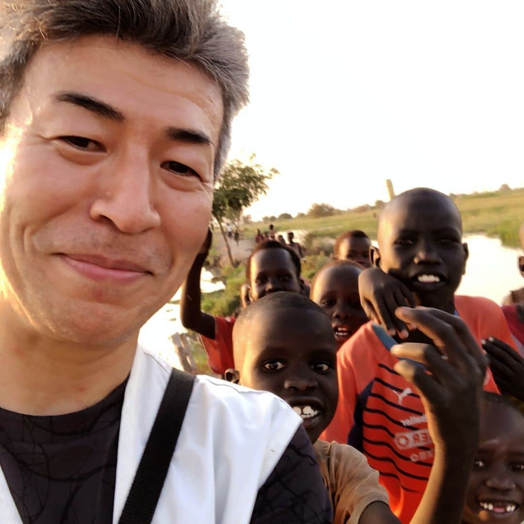 国境なき医師団さんのインスタグラム写真 - (国境なき医師団Instagram)「写真は南スーダンで活動した国境なき医師団（MSF）の吉田幸治です。普段はMSF日本事務局で資金調達部の部長を務めていますが、長年の夢をかなえ、2021年12月から翌年6月にかけて海外派遣スタッフの一員に。MSFの運営する病院で、アドミニストレーターとして財務と人事を担当しました。  「派遣先は川と沼に囲まれた湿地帯にあって、蚊が媒介するマラリアがまん延し、子どもの栄養失調や下痢、寄生虫なども深刻な地域です。町には水道も電気もないため、MSFは活動に必要な水と電力を全て自前で用意。厳しい環境のなかで年間約6万件の診療を提供し、通院が難しい人のために、ボートによる訪問診療も行っています。 MSFの病院はいつも患者さんでいっぱい。日本の皆さまからのご支援が、現地で医療を必要とする方々へ確実に届いていることを実感しました」と吉田は語ります。  吉田の体験談は活動報告書2022年度版に掲載しています。財務報告や海外派遣スタッフの活動報告も併せてご覧になれます。  ------------------------------------ 詳しくは、「国境なき医師団　活動報告書」　で検索！ ------------------------------------ Ⓒ MSF  #国境なき医師団 #MSF #南スーダン #スーダン #医療 #人道援助 #マラリア #感染症 #栄養失調 #子ども #活動報告書」6月24日 11時00分 - msf_japan