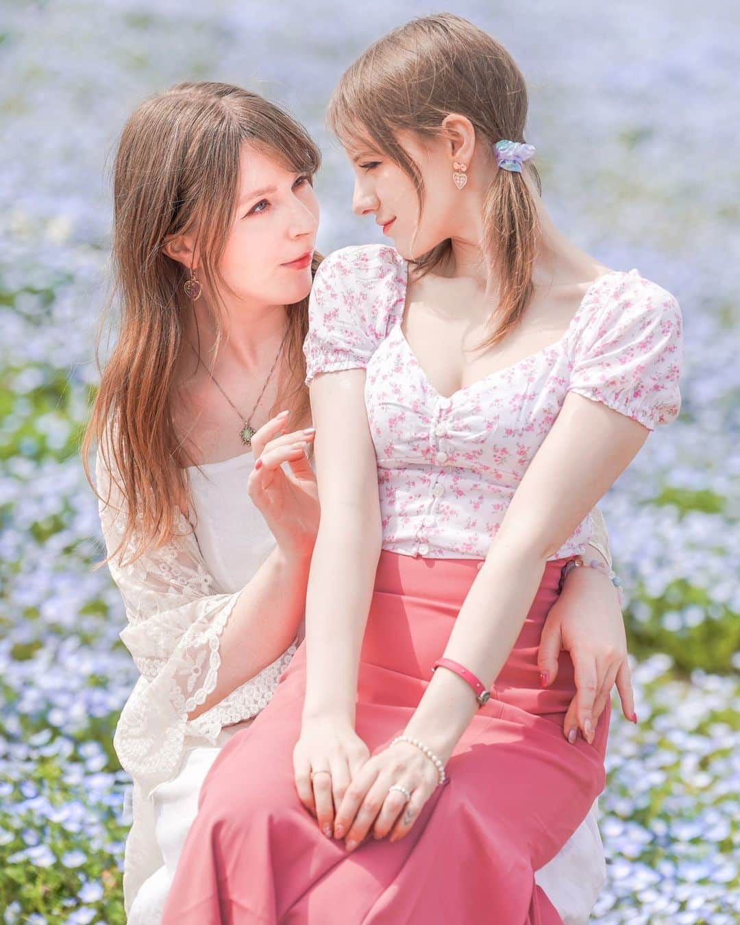 ジューン・ラブジョイさんのインスタグラム写真 - (ジューン・ラブジョイInstagram)「🌷 Flower power with @melodymarksxxofficial 🌷⠀ Melody, ma jolie petite fleur...⠀ ⠀ 📸 kyarolovejoy⠀ ⠀ #Flowers #nemophilia #flower #duo #fleurs #japon #landscape #models #blond #girls #friends⠀」6月24日 5時00分 - junelovejoyy