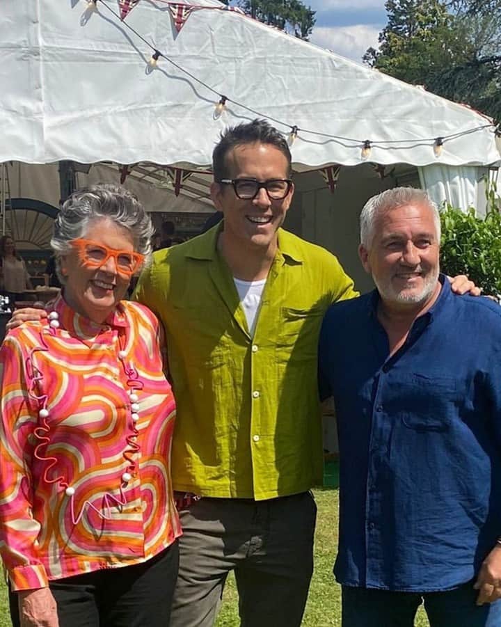 E! Onlineさんのインスタグラム写真 - (E! OnlineInstagram)「Spotted: the on-set appearance we didn't know we needed. 😍 Link in bio for more on Blake Lively and Ryan Reynolds' visit to the #GreatBritishBakeOff. (📷: Instagram)」6月24日 5時00分 - enews