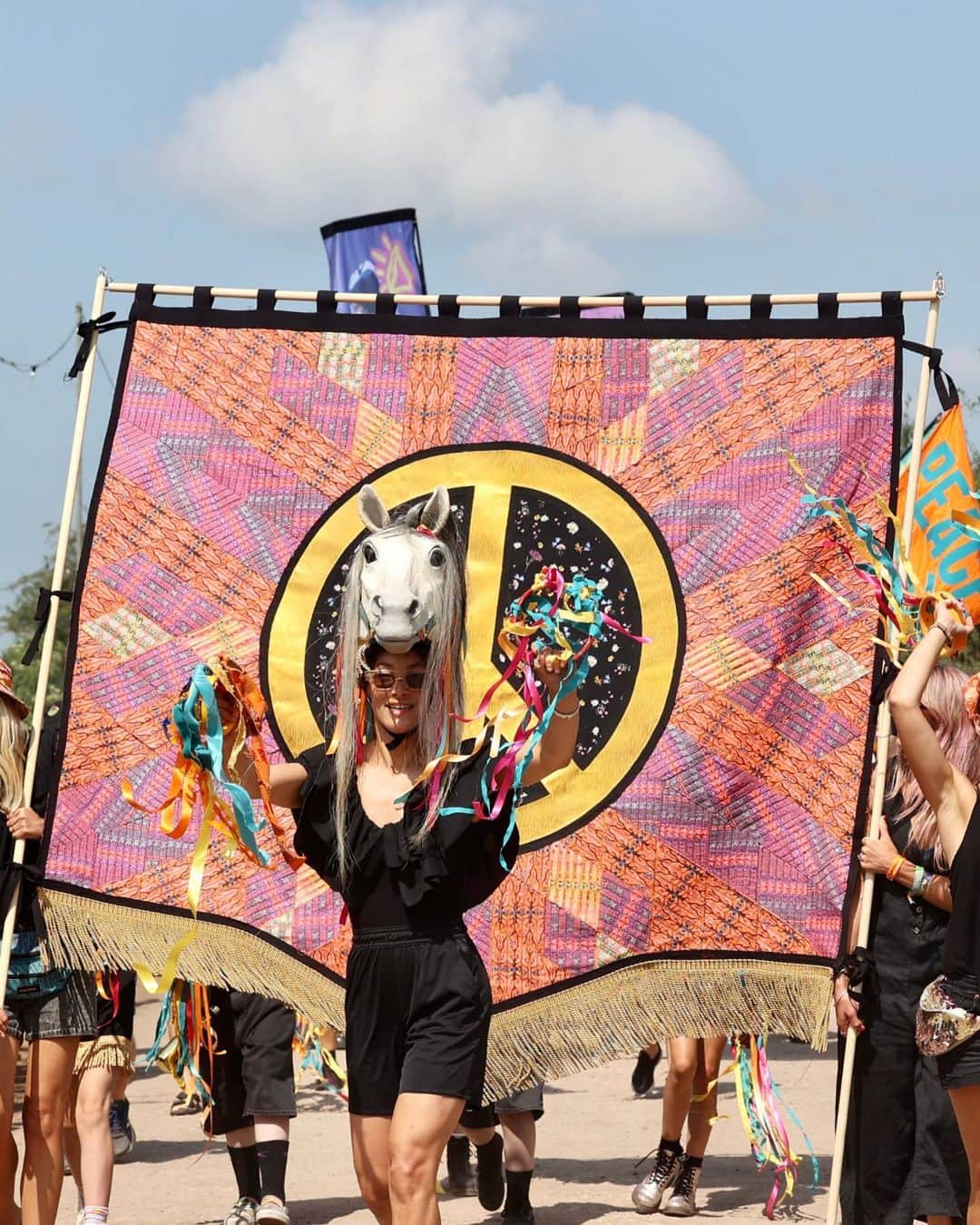 ステラ・マッカートニーさんのインスタグラム写真 - (ステラ・マッカートニーInstagram)「STELLA'S GLASTO DIARY: Wellness leader @DeepakChopra hosted a peace procession at #Glastonbury, featuring three banners and 60 flags upcycled from surplus Stella fabrics.  Artist @DorcasCasey gave our fabrics a second life, repurposing them into one-of-a-kind tapestries for @GlastoFest – embodying our commitments to positive change, peace and preventing waste.   Credits  Photography by Jasper Casey, Anna Barclay, Matt Cardy  #StellaMcCartney #Glastonbury2023 #DeepakChopra」6月24日 5時07分 - stellamccartney