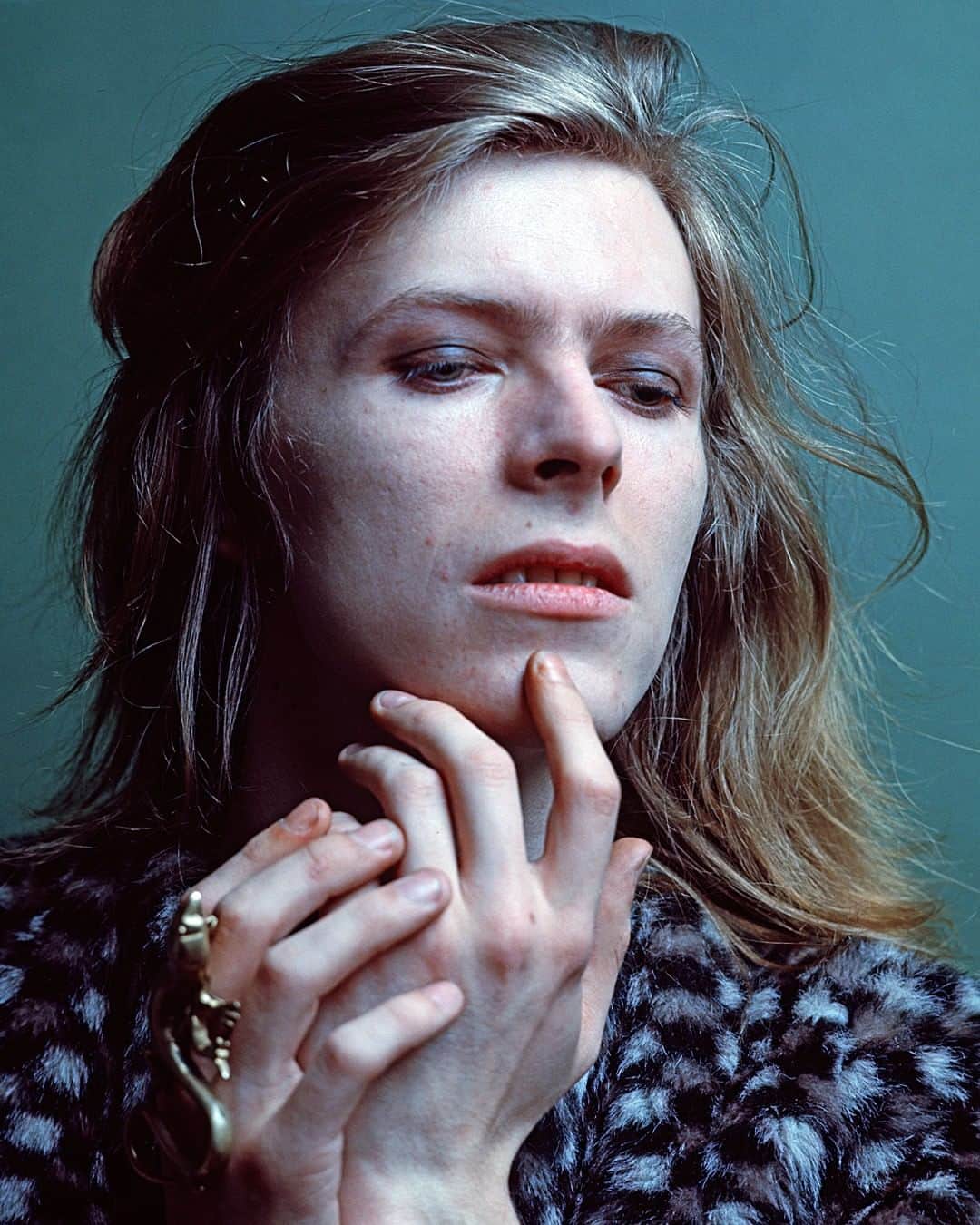 デヴィッド・ボウイさんのインスタグラム写真 - (デヴィッド・ボウイInstagram)「“Hey babe, your hair’s alright...”  David Bowie in pensive mood for the 1971 Hunky Dory session by Brian Ward. This glorious mane of hair was soon for the chop to make way for Ziggy.  #RandomBowieReturns #BowieBrianWard #BowieHunkyDory #Bowie1971」6月24日 5時11分 - davidbowie
