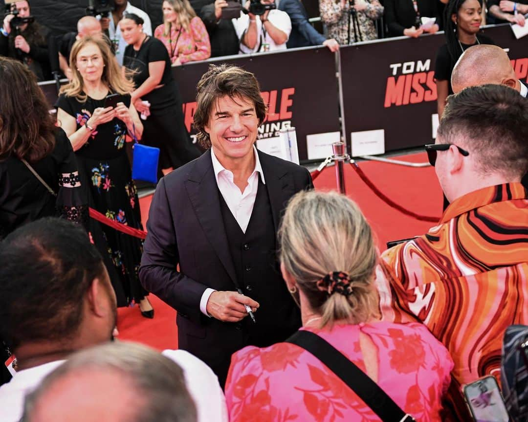 トム・クルーズさんのインスタグラム写真 - (トム・クルーズInstagram)「It’s all for the fans. Thank you to everyone who came out to the UK premiere.」6月24日 5時13分 - tomcruise