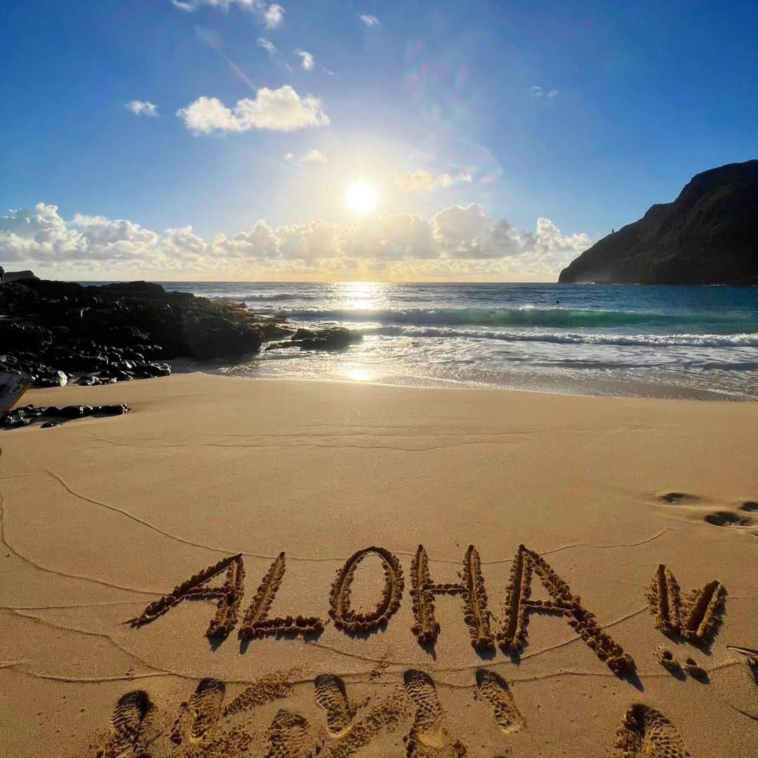マキ・コニクソンさんのインスタグラム写真 - (マキ・コニクソンInstagram)「おはよ！🌺 Happy Aloha Friday!   Makapuuで朝日をみる撮影がありました！ 番組の詳細はまたお知らせします！😊  今の時期はうちから朝日が見れないから こーゆーの、めちゃくちゃ嬉しい！🙌🏼🙌🏼 朝日って夕日とまた違った パワーがあるよね。 フレッシュで希望に満ちた、 なんともエネルギーがみなぎってる！💪🏼 1日の始まりには欠かせない光✨✨  ヤル気は自分で出すものだから こんなエネルギッシュの朝日 (特にハワイの朝日)をみると 俄然ヤル気がでるね！ ハワイに来たら是非、是非、 早起きして朝日を拝んでみてー！🙏🏻 気持ち良いしきっといい事があるよ！  今日も時間を無駄なく使って Happyな1日を過ごそうね！😊 素敵な週末を！ 元気に行ってらっしゃ〜い！👋🏼  #エアハワイ🌺  #ハワイの朝日のおすそ分け🤙🏼  #ヤル気スイッチオン #朝日のパワー半端ない  #サトシ君有難う！」6月24日 5時28分 - makikonikson
