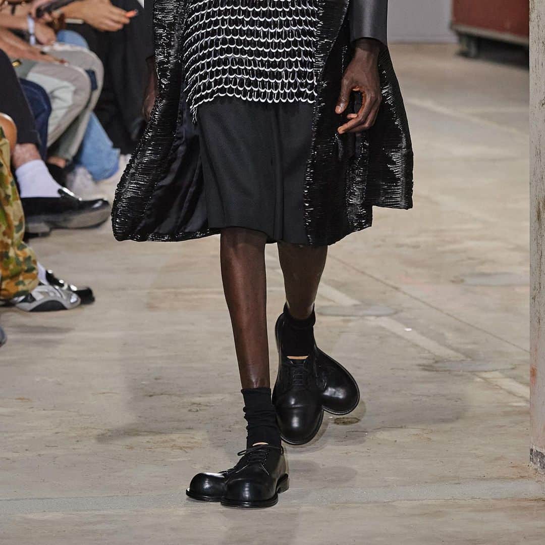 のインスタグラム：「#ELLEMEN: estamos chocados & obcecados com os sapatinhos desfilados na @commedesgarcons nesta sexta-feira, em Paris. Quem mais amou? #semanademodamasculina」