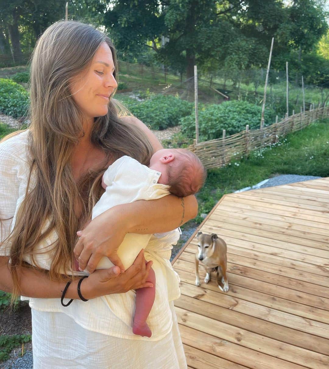 レイチェル・ブレイセンのインスタグラム：「Best Midsummer of my whole entire life🥹🌸💐  I keep bursting into tears because everything is just so perfect. I am five days postpartum and I feel so blessed; so full, so whole. This little guy is a dream. I can’t stop smelling him. It’s just starting to register for me that I actually did this. I freebirthed this baby on my own, at home, without outside interference or disturbances of any kind. I spent an entire year preparing for this, and now, here I am. I did it. I did it and he is here and birthing him has transformed me.   Retelling the story today helped me integrate just how life changing this actually is. I have never felt more of my own power. I have never been so absolutely present in my body. I have never gone so deep inside of myself before. This birth was a healing of so much, and not a healing that came along as a result of things falling into place or time passing or God or people or processes helping me get there. It wasn’t a healing that happened at all, it was a healing I DID. I made it so. I willed it here. It wasn’t a letting go, or a surrender. It was a doing. And for someone who has spent her whole life thinking she has to learn how to surrender and soften, finding my power through my own will and might was the most incredible thing.   I don’t need to soften. I am already soft. I don’t need to let go. I am already free. I am soft and free and wild and absolutely forever changed.   I mean… I birthed the sun. How could I possibly be the same☀️ #freebirth」