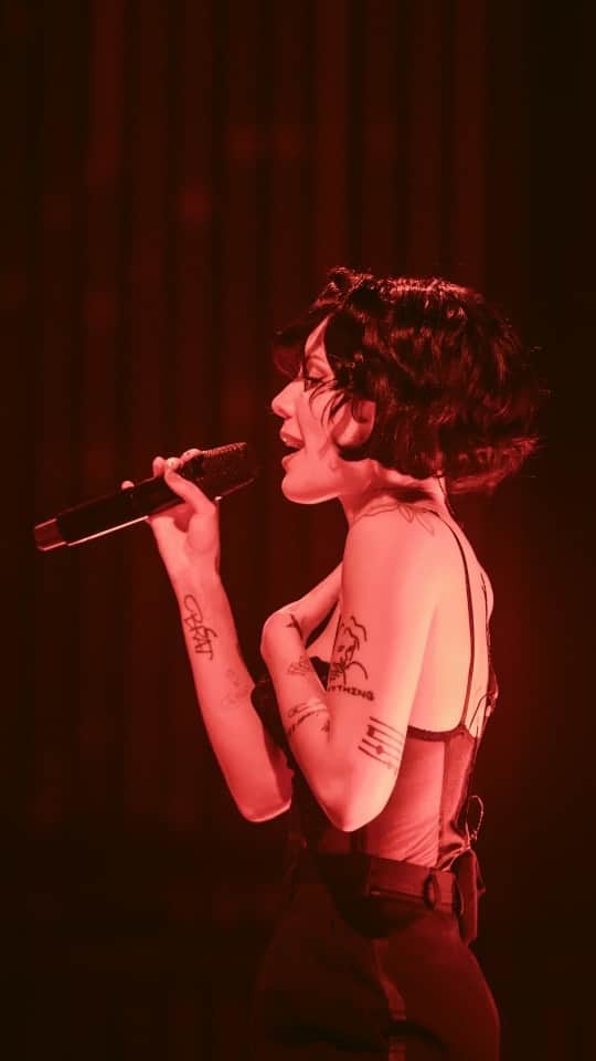 Halseyのインスタグラム：「thank you new jersey for two unforgettable nights 🤍  🎥 by @adamkudeimati」