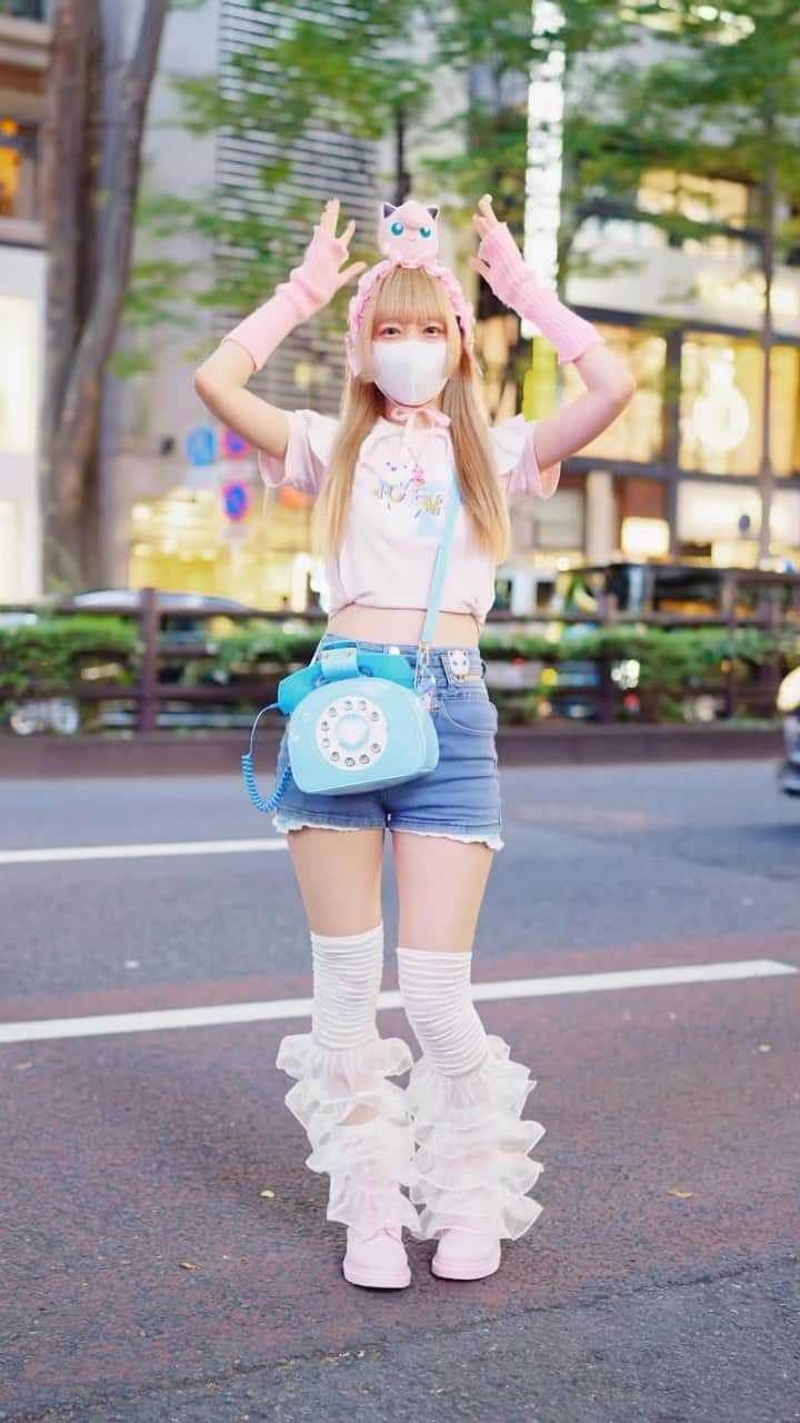 Harajuku Japanのインスタグラム：「15 Tokyo Street Styles w/ Loose Socks, Winged Demon, Arm Covers, Y2K & Neo Decora  Make a comment and let us know which styles you like! We met everyone in this video (and many more) on Sunday in Harajuku. Japan is in the rainy season now, but the weather feels a lot like summer. There were so many Harajuku kids out on the streets Sunday that we didn’t have time to shoot everyone, but we still snapped around 50 people. We saw a lot of loose socks, leg warmers, and arm covers, fitting in with Y2K fashion trends, though modernized. There were also quite a few Japanese neo decora out, along with other subculture kids. We were lucky to meet up with kawaii legend Haruka Kurebayashi too (wait for the end to see her entrance). Let us know what you think of the early summer fashion and thank you to everyone we photographed. See you soon in Harajuku!!  In this Tokyo street style video: @twinkle.pink_ @c4tastroph3_ @iir1e2 @ticomeba.ito (in @sige009) @toybud_akupo @ni9htmare_pain4444 @ozo_ni @anonil637 @tranthica @bakimero @airu.towa @nainai1113 @9lq0_____ @alicecha_n (in @heihei_official) @kurebayashiii  #Y2KAesthetic #decorafashion #JapaneseStreetwear #streetstyle #loosesocks #streetfashion #fashion #style #streetsnaps #HarajukuFashion #armcovers #JapaneseFashion #JapaneseStreetFashion #JapaneseStreetStyle #Japan #Tokyo #TokyoFashion #原宿 #gothicfashion #lolitafashion #kawaiifashion #wingedgirl #HEIHEI #Harajuku」