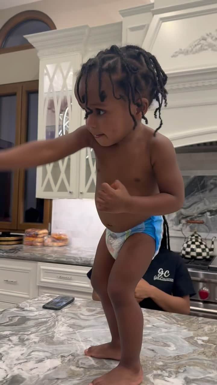 フロイド・メイウェザー・ジュニアのインスタグラム：「Follow my grandson @kjmeezymayweather he just started his page.」