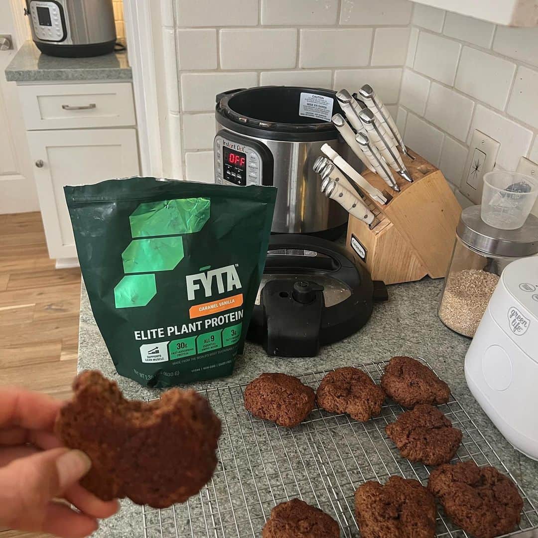 レッドフーのインスタグラム：「Amazing Alert! Vegan Snicker Doodle protein recovery cookies using the New tasty @fytafuel protein power!!! Recovery cookie made by my friend Penelope from @stepitups Whoooooo! @lightningwilks」