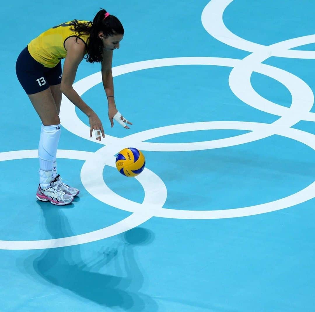 シェイラ・カストロのインスタグラム：「Relembrando momentos muito especiais neste Dia Olímpico.  Como atleta de vôlei (pra mim, nunca ex-atleta), é uma mistura de emoção e orgulho ter representado meu país em três Olimpíadas. 🏐🥇  Obrigada a todos que estiveram ao meu lado em tantos momentos especiais!   #DiaOlímpico #OrgulhoOlímpico」