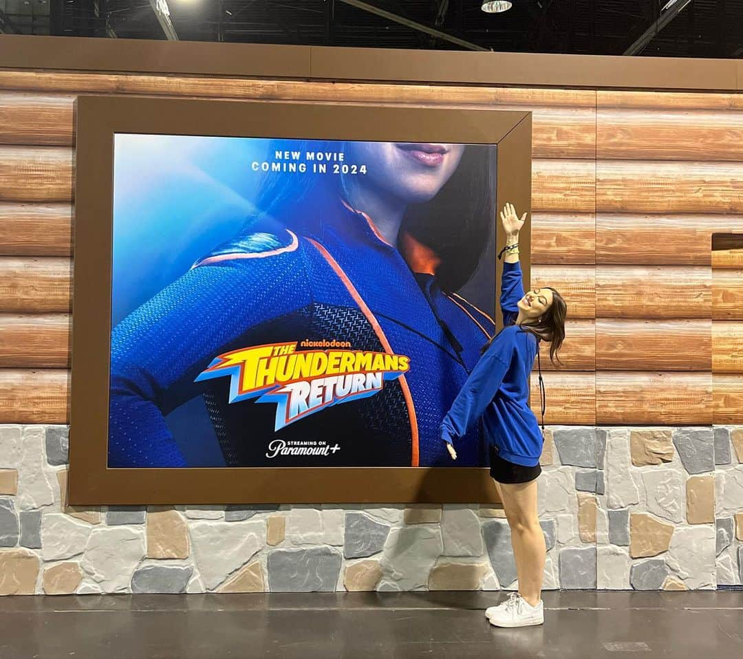 キーラ・コサリンさんのインスタグラム写真 - (キーラ・コサリンInstagram)「New Poster, Old Nick Kid 💙⚡️  #ThundermansReturn @paramountplus @nickelodeon @thundermanstv @vidcon #Thundermans」6月24日 5時51分 - kirakosarin