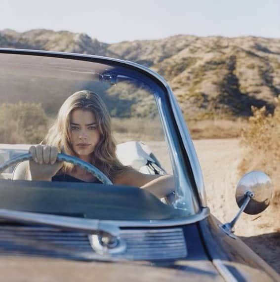 デニス・リチャーズのインスタグラム：「Rolling into the weekend like…」