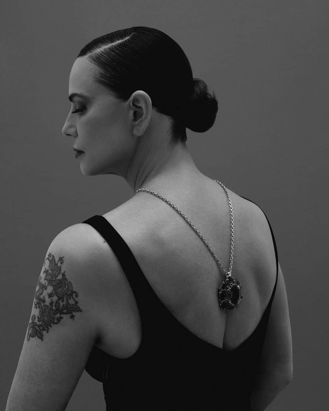 のインスタグラム：「Se sentir confortável na própria pele e querer mostrá-la para o mundo é algo extremamente poderoso – especialmente na maturidade. Inspirando-se em mulheres que aceitam as mudanças do corpo e se orgulham da própria idade, Eudora lança sua nova linha de bodycare, La Piel Algas do Pacífico, criada especialmente para cuidar da região do colo e do pescoço. Quem estrela a nova campanha é @luizabrunetoficial , que não tem medo de celebrar a passagem do tempo. "Envelhecer bem, além de ter saúde física e mental, é poder escolher o que nos dá prazer, ter tempo para namorar, ter um propósito de vida e ser atuante no mundo", diz a modelo. Em nosso site, você confere a entrevista completa e descobre tudo sobre o universo de La Piel. #publicidade   Foto: @guipaganini Edição de moda: @diego_jagun Beleza: @brazilrenata Manicure: @thaynadandara Produção executiva: @_isabelola Tratamento de imagem: @philipemortosa  Produção de moda: @thiiagotorres Assistente de foto: @mna_1981 danielcardoso Assistente de beleza: @jubomfimju」