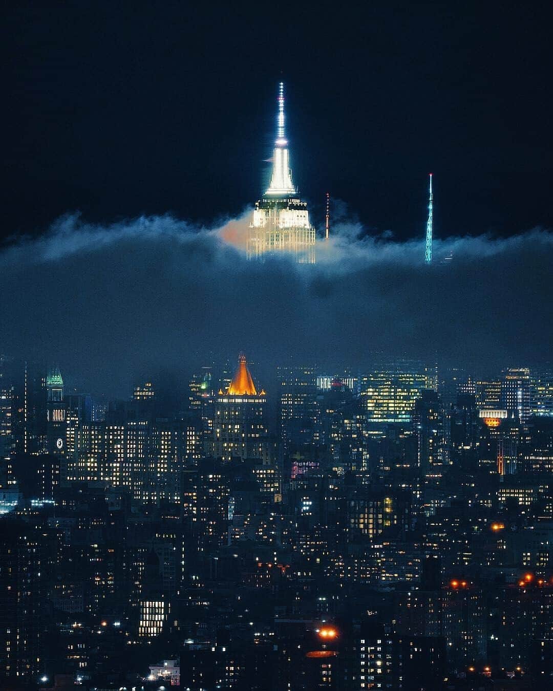 Empire State Buildingさんのインスタグラム写真 - (Empire State BuildingInstagram)「Head in the clouds.   What is your favorite New York City moment?  📷: @bobo」6月24日 6時01分 - empirestatebldg