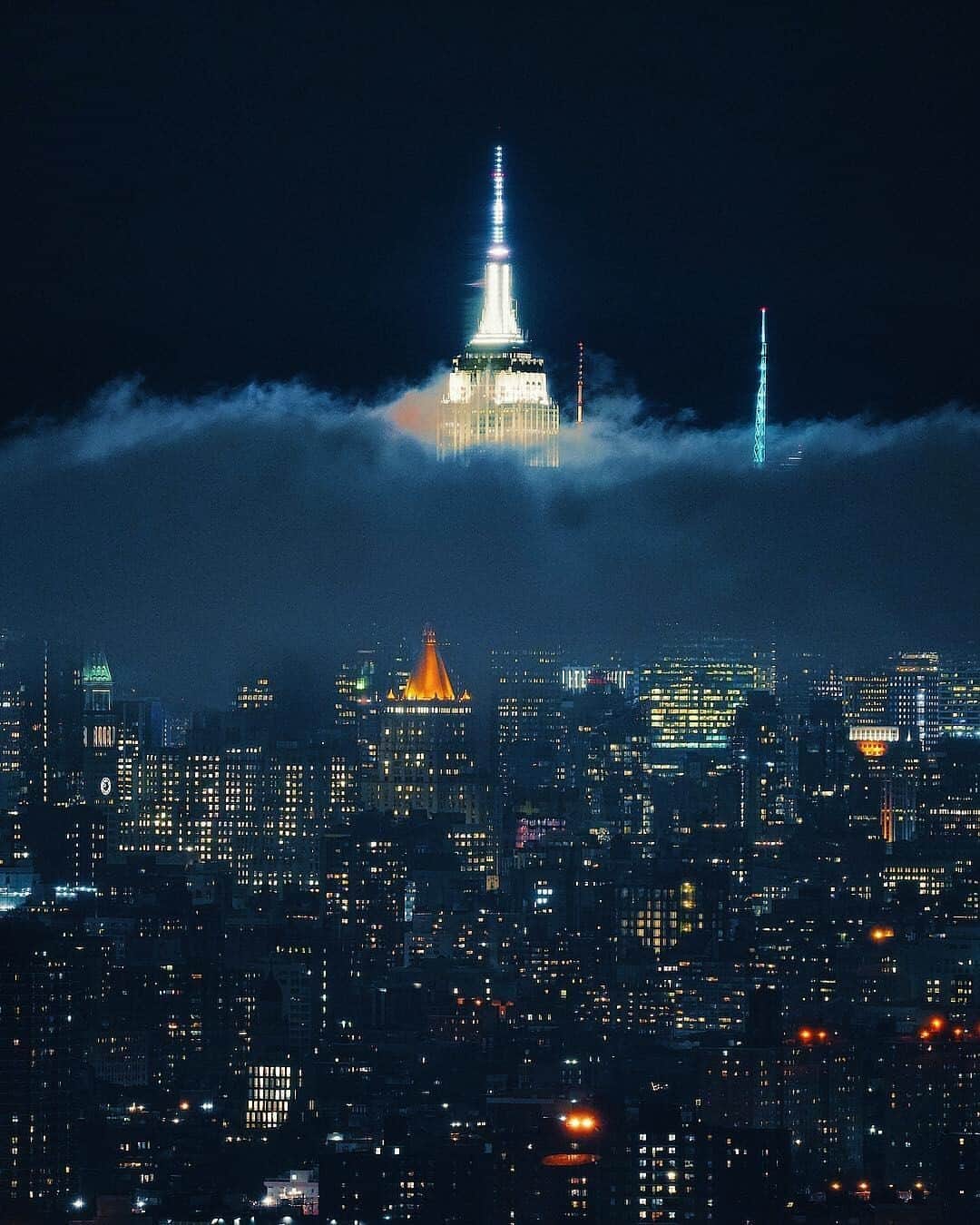 Empire State Buildingのインスタグラム：「Head in the clouds.   What is your favorite New York City moment?  📷: @bobo」