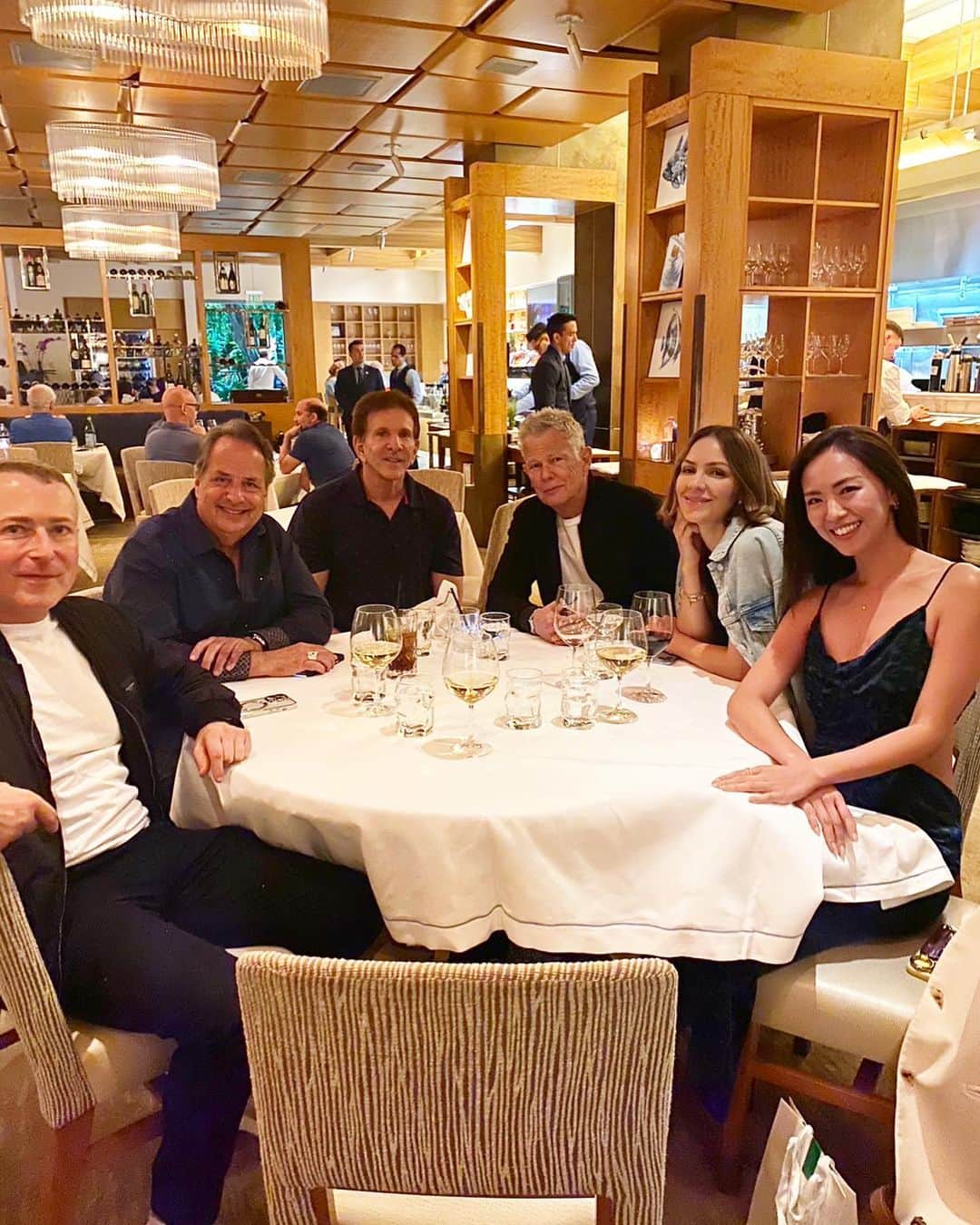 西内ひろのインスタグラム：「ディビット・フォスターのSHOWを見にLas Vegasへ来ました☺️✨  私の隣はデビットの奥様のキャサリン❤️  @kiginu.official  のザクロ染めスカートを履いてきてくれて嬉しい🥹  今、彼らと、あるプロジェクトで動いていて、私はプロデュース側としてJoinさせて頂いています。  とても光栄で、 貴重な経験をしています。  I came to Las Vegas to see David Foster's SHOW☺️✨  Next to me is David's wife Katherine ❤️   I'm glad you're wearing @kiginu.official  pomegranate dyed skirt🥹  I'm working on a some project with them right now, and I'm joining them as a producer side.  I am very honored to I have a valuable experience🙏  Thank you David and  Katherine and Mark ☺️  #lasvegas  #dinner」