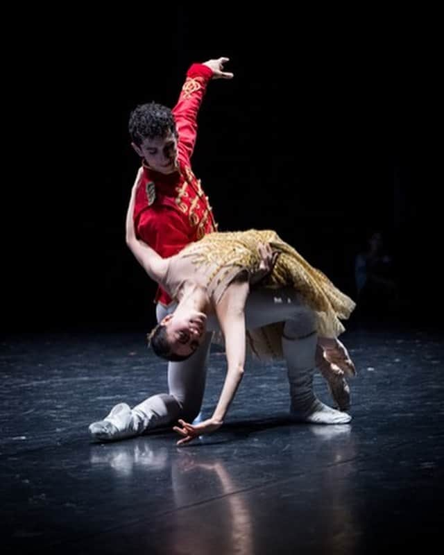 倉永美沙さんのインスタグラム写真 - (倉永美沙Instagram)「Cinderella photos from @ballettdortmund Gala by @ljanosz with @bobby_maxx   ドルトムントでのシンデレラ🌟  #cinderella #gold #travellife #ballet #ballerinalife #stage #バレエ　#バレリーナ#シンデレラ」6月24日 6時15分 - misakuranaga