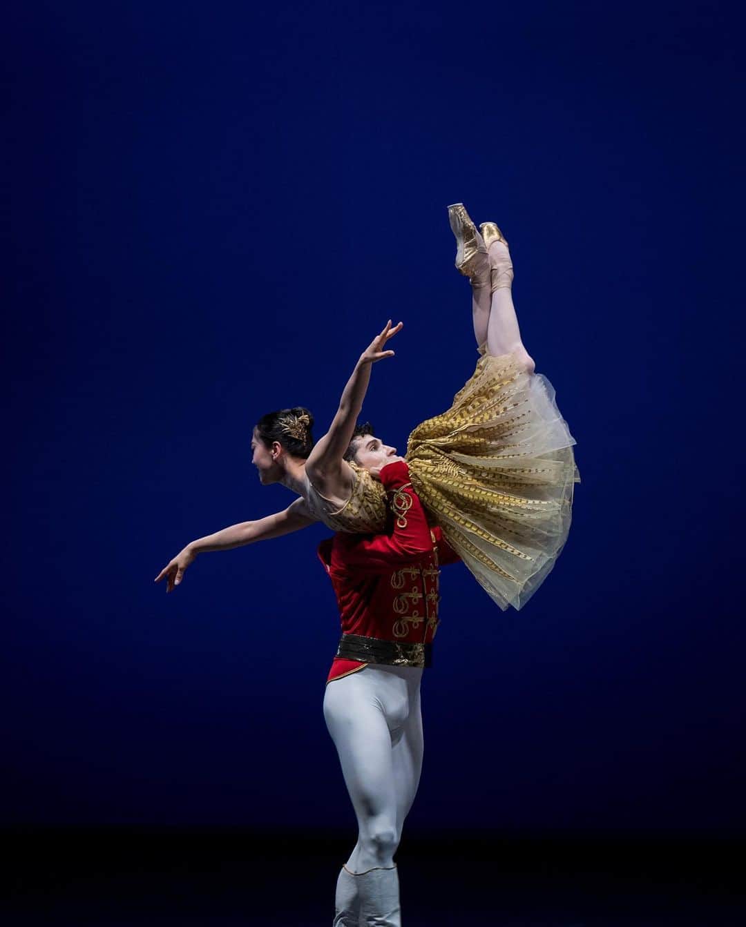 のインスタグラム：「Cinderella photos from @ballettdortmund Gala by @ljanosz with @bobby_maxx   ドルトムントでのシンデレラ🌟  #cinderella #gold #travellife #ballet #ballerinalife #stage #バレエ　#バレリーナ#シンデレラ」