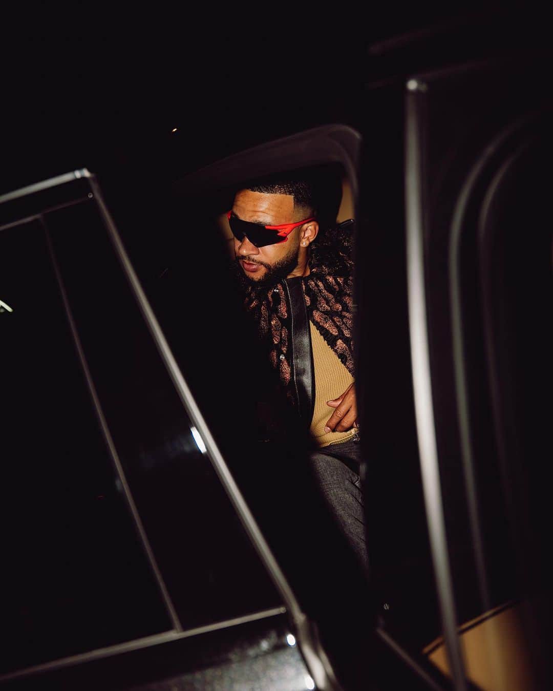 メンフィス・デパイのインスタグラム：「it feels good to be real. ⚽️🎼🏀」